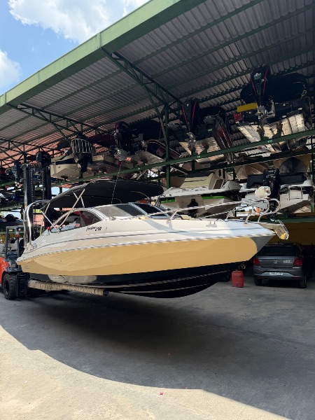 Lancha FOCKER 240 2008 c/ motor MERCURY VERADO 225hp
